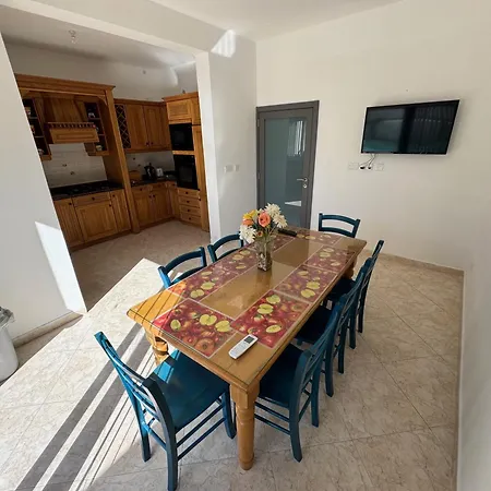 בית הארחה Maison D'amour Farmhouse 3*